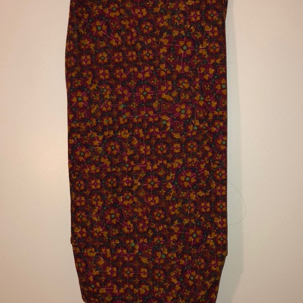Maroon kaleidoscope patterned lularoe leggings